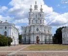 Smolny manastır veya Smolny manastır diriliş, Petersburgo, Rusya Federasyonu-Neva Nehri yanında yer alır